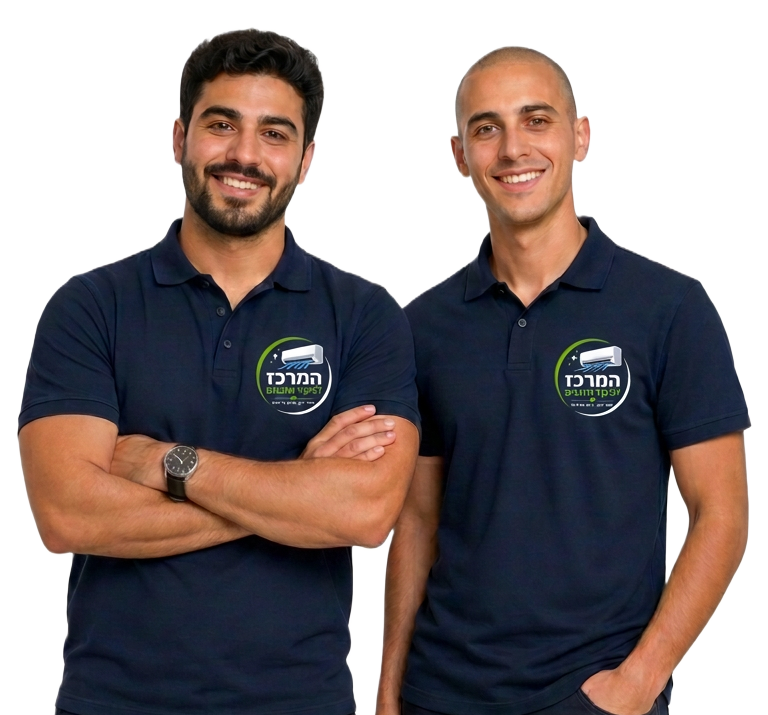 שני טכנאים של המרכז לניקוי מזגנים